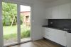 Wohnen und Arbeiten kombinieren: Wohnhaus mit zwei abgetrennten Wohnungen und 10 Garagen - Küche