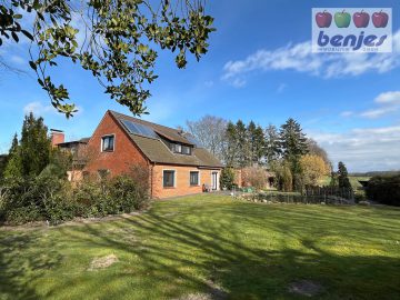 Ein Zuhause für die ganze Familie: Wohnhaus mit parkähnlichem Garten mit einer Allee und Teichen, 27248 Ehrenburg, Zweifamilienhaus