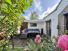 Ebenerdiger individueller Winkelbungalow – Garage und Pool inklusive! - Terrasse 1