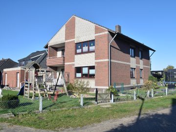 Kapitalanlage: Solides Zweifamilienhaus mit Doppelgarage in Weyhe-Erichshof., 28844 Weyhe / Erichshof, Zweifamilienhaus